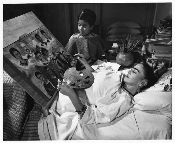 Frida-Kahlo_painting-in-bed